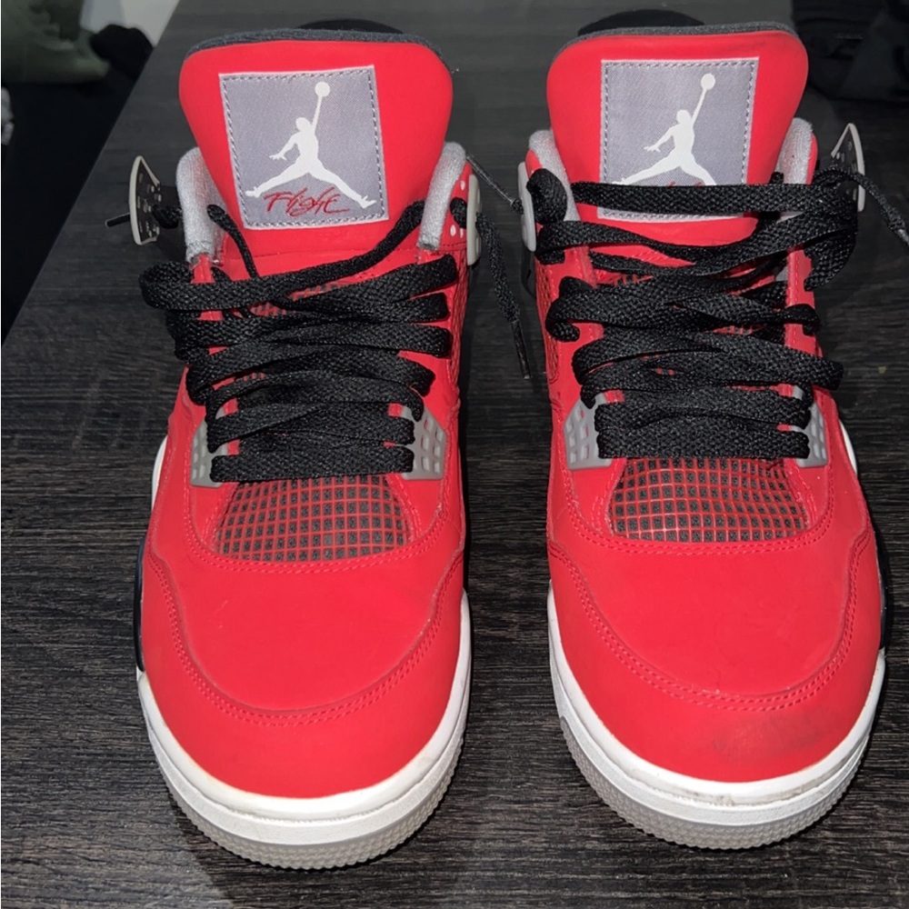 Nice pair of toro 4’s. Barely worn.